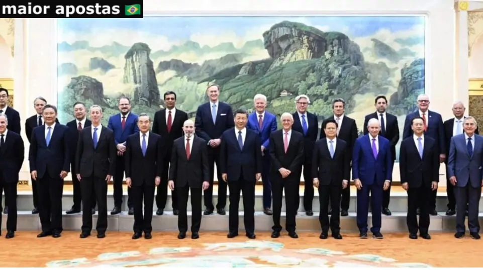 Em Pequim, o CEO da MGM Resorts, Hornbuckle, encontra-se com o presidente chinês, Xi Jinping.